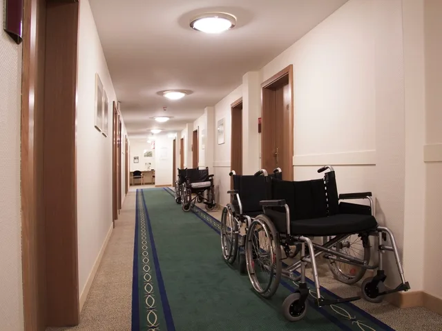 Beteg kísérése az orvosi rendelőbe, hozzátartozó jelenlétében